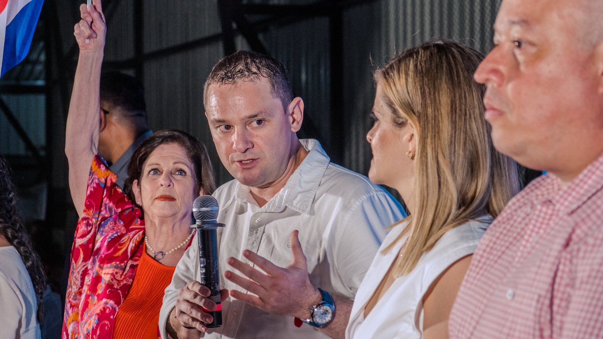 Juan Diego González, alcalde de San Carlos, anunció su renuncia al Partido Liberación Nacional (PLN), durante un acto de campaña de la candidata Laura Fernández, del Partido Pueblo Soberano (PPSO).