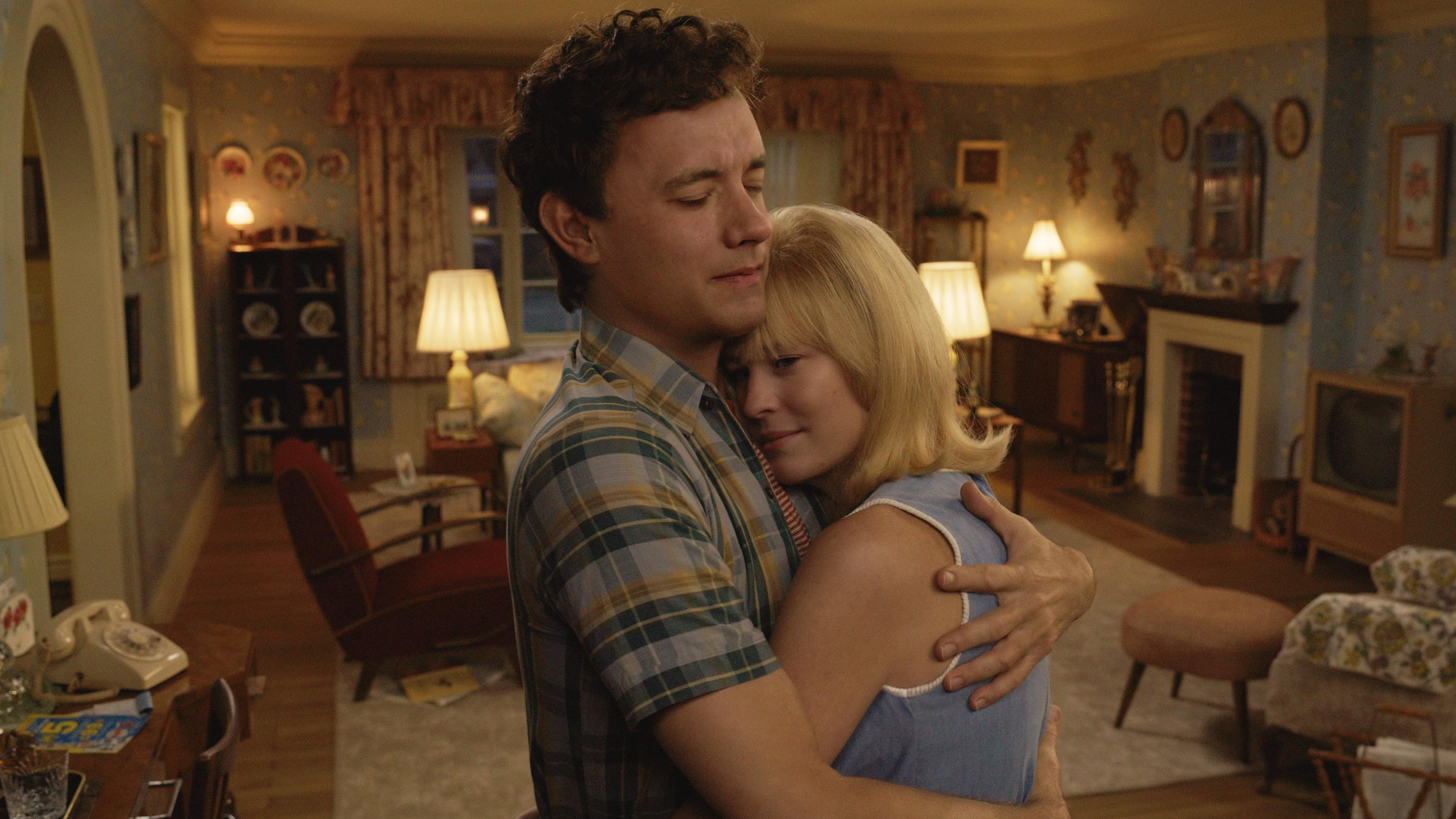 Tom Hanks abrazando a Robin Wright en una escena de la película "Here", que muestra un momento emocional entre Richard y Margaret.