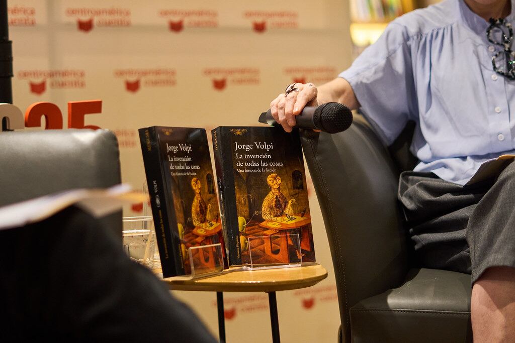 El escritor mexicano Jorge Volpi presenta La invención de todas las cosas, su nuevo libro sobre la historia de la ficción, un recorrido por los momentos clave, estilos y cambios que han marcado la narrativa.