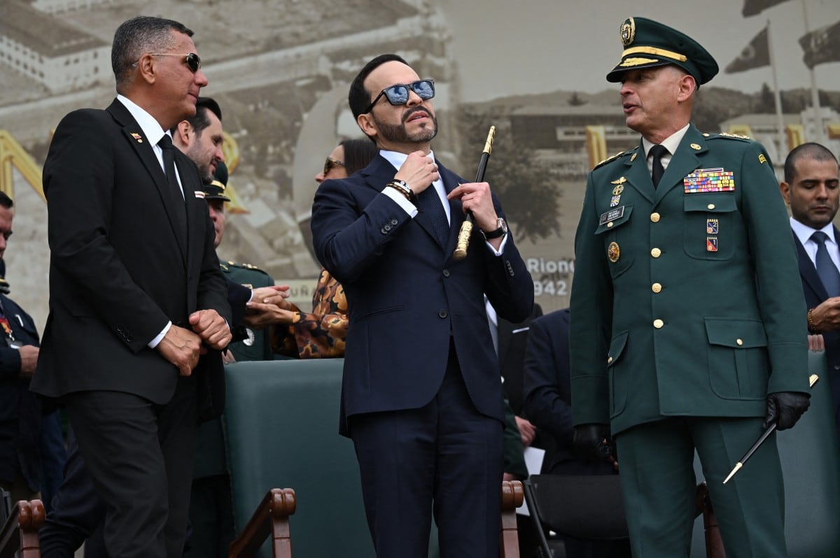 El presidente de Colombia, Abelardo de la Espriella (C), su ministro de Defensa, Jorge Mora (I), y el comandante de las Fuerzas Militares, general Erick Rodríguez, en la ceremonia de cambio de mando en la Escuela Militar de Cadetes José María Córdova.