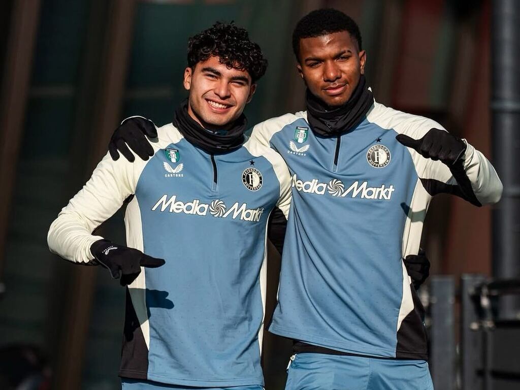 Jeyland Mitchell junto con el jugador mexicano Stephano Carrillo, quien también juega en el Feyenoord de Países Bajos.