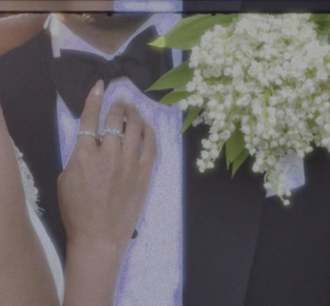 Selena Gómez mostró de cerca sus anillos de compromiso, el ramo y el traje de su marido.