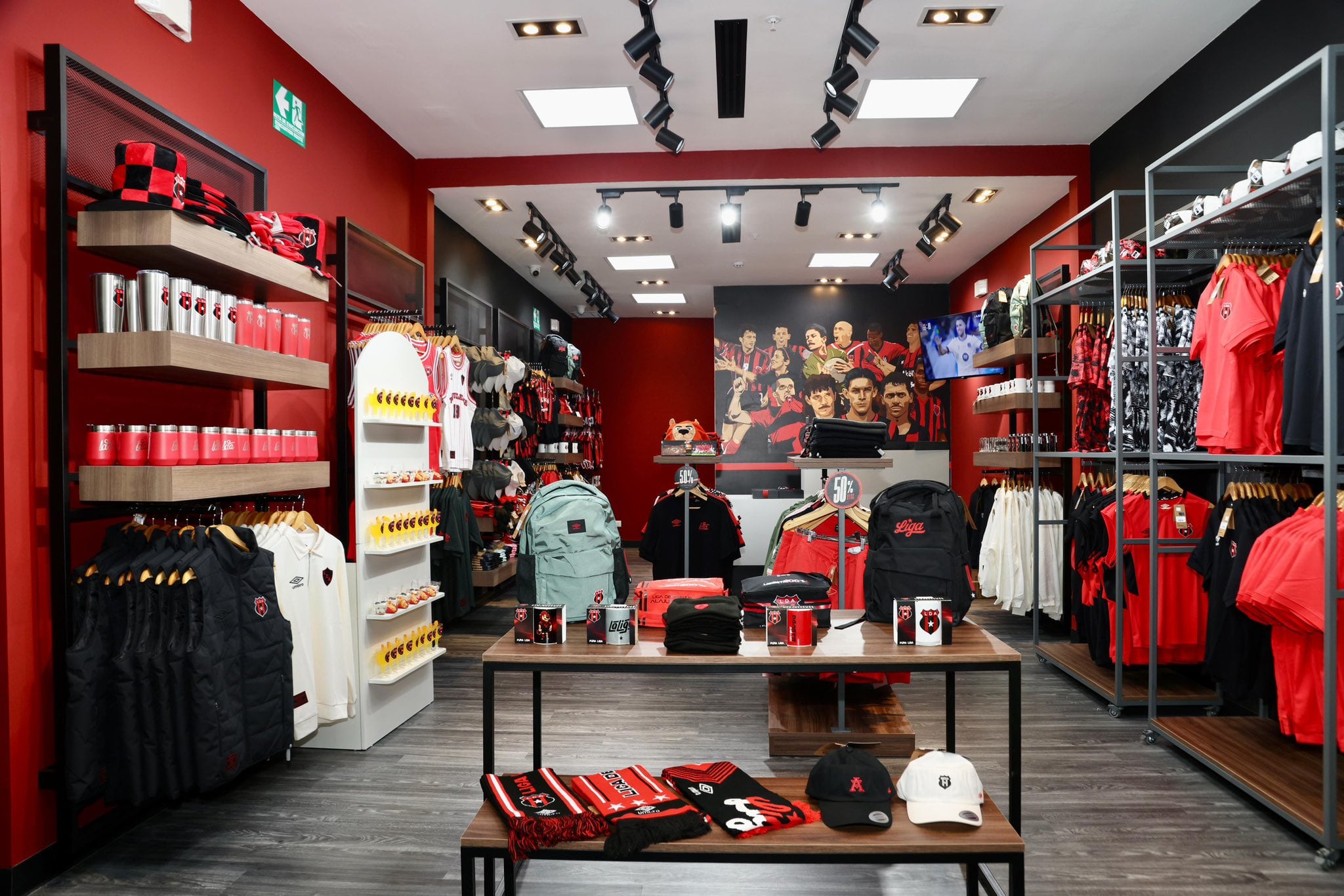 Tienda La Liga en Multiplaza Escazú es igual a las otras tiendas de Liga Deportiva Alajuelense.