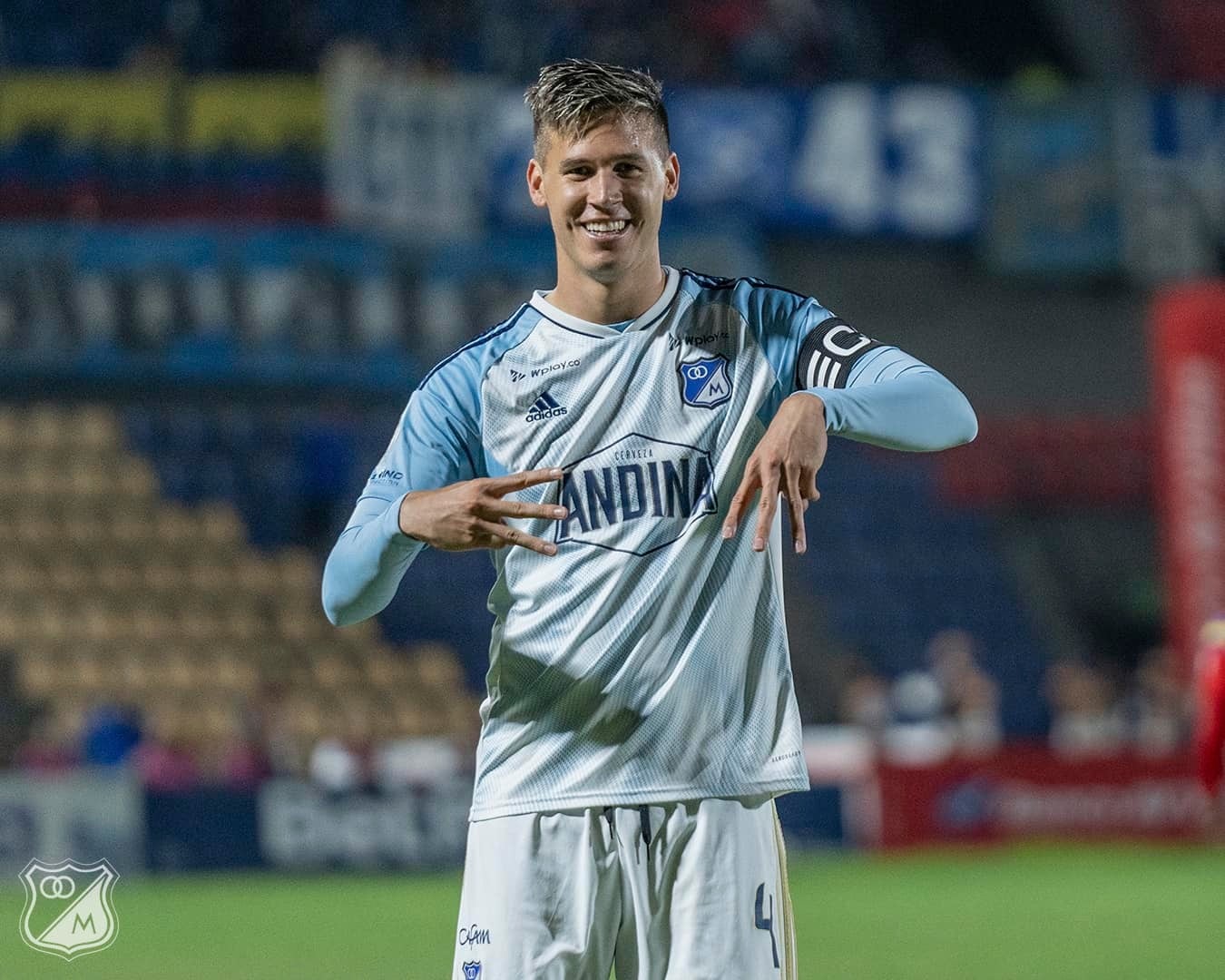 Así celebró Juan Pablo Vargas su doblete en la victoria de Millonarios.