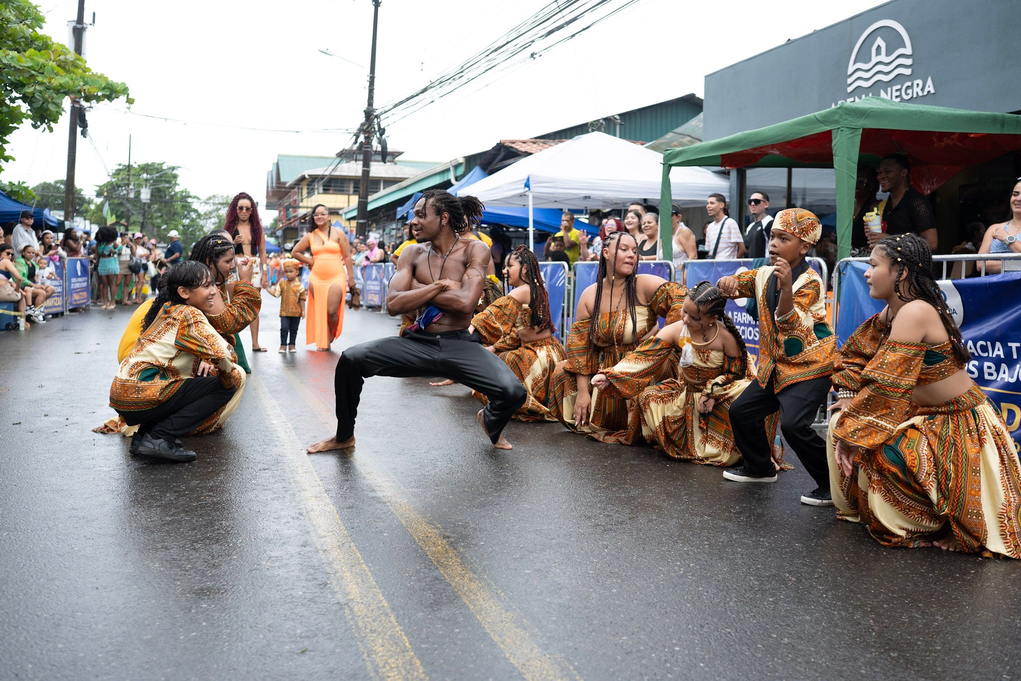 Distintos grupos de baile locales demostraron su talento en el Wolaba Parade 2026.