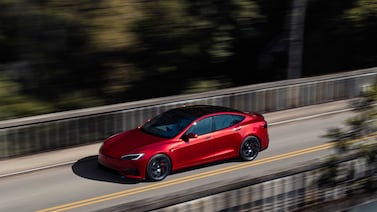 Tesla frena la fabricación de dos modelos de automóviles y apuesta por robots ante el avance chino