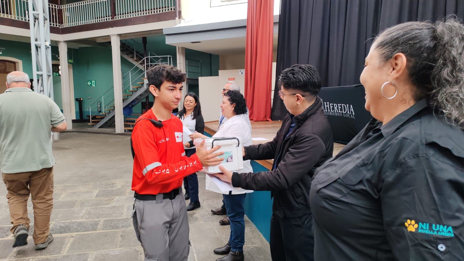Cruzrojistas también se graduaron del curso para atención de primeros auxilios de animales.