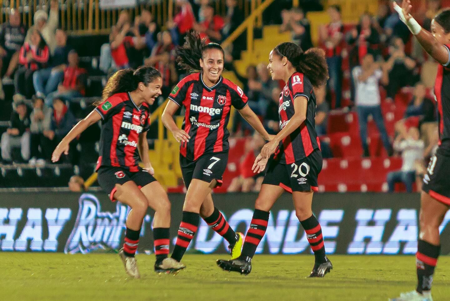 María Paula Arce, Viviana Chinchilla y Alexandra Pinell celebran un gol de Liga Deportiva Alajuelense.