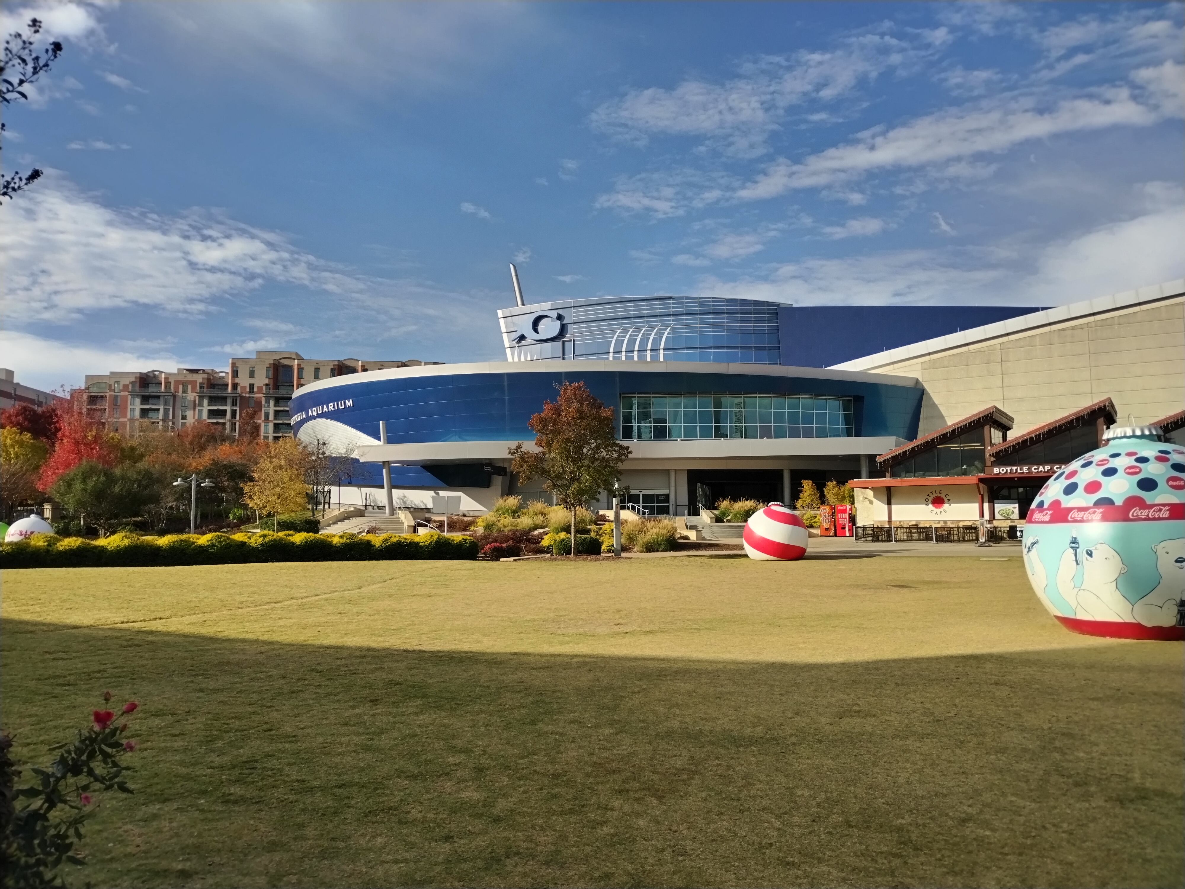 El Georgia Aquarium es uno de los más grandes en su tipo y exhibe cientos de especies.