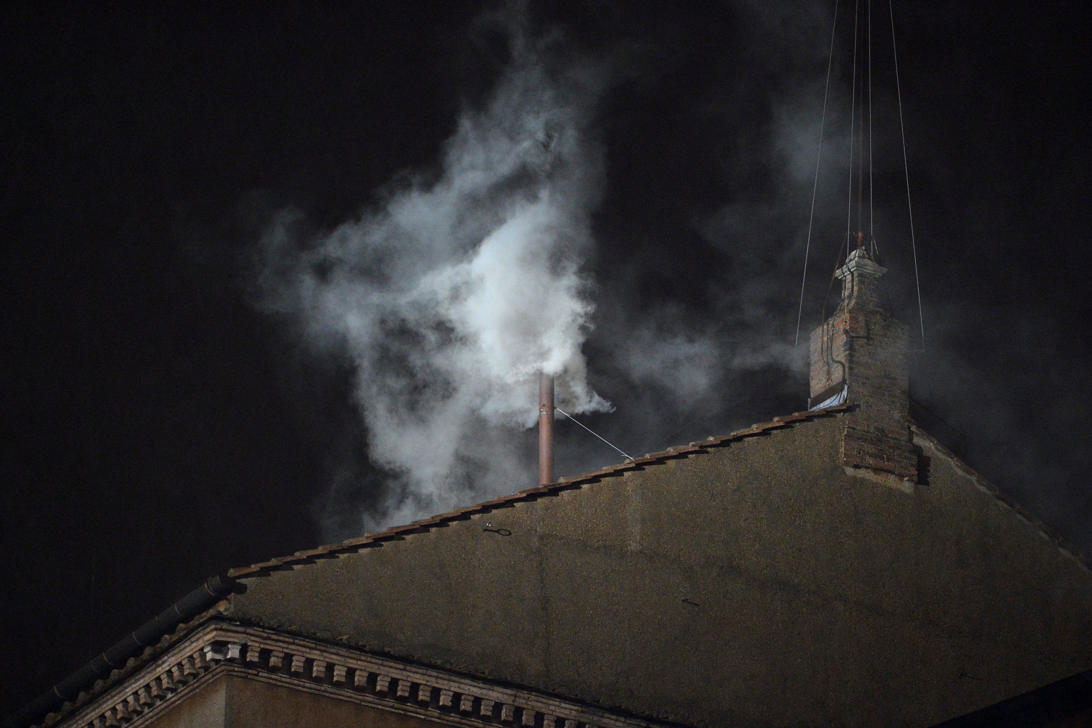 White smoke rises from the chimney on the roof of the Sistine Chapel meaning that cardinals elected a new pope on the second day of their secret conclave on March 13, 2013 at the Vatican. AFP PHOTO / ALBERTO PIZZOLI (Photo by ALBERTO PIZZOLI / AFP)
