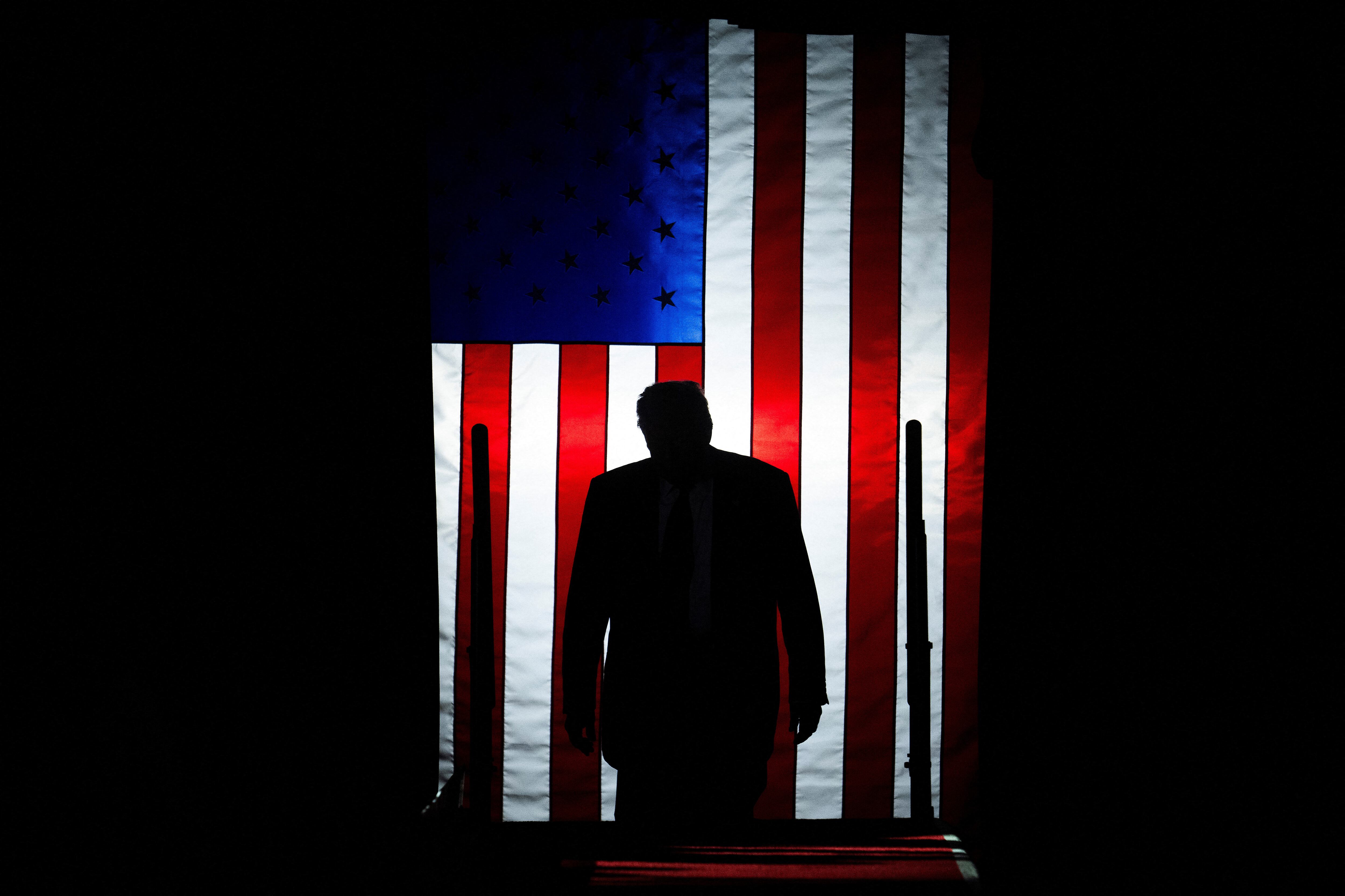 El presidente de EE. UU., Donald Trump, llega para pronunciar un discurso con motivo de su centésimo día en el cargo en el Sports Expo Center del Macomb County Community College en Warren, Michigan, el 29 de abril de 2025. Trump celebró los primeros 100 días de lo que ya es una de las presidencias más radicales y trascendentales en la historia de EE. UU., pero las encuestas muestran que los estadounidenses se están desilusionando con el tumulto económico y político. (Foto de Jim WATSON / AFP)