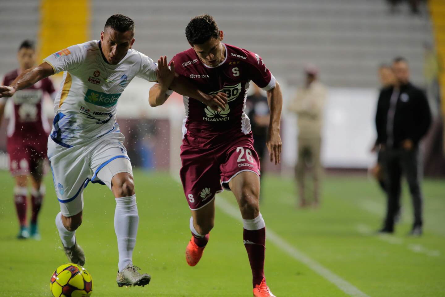 El atacante morado Daniel Colindres disputa la pelota con el lateral generaleño César Carrillo.