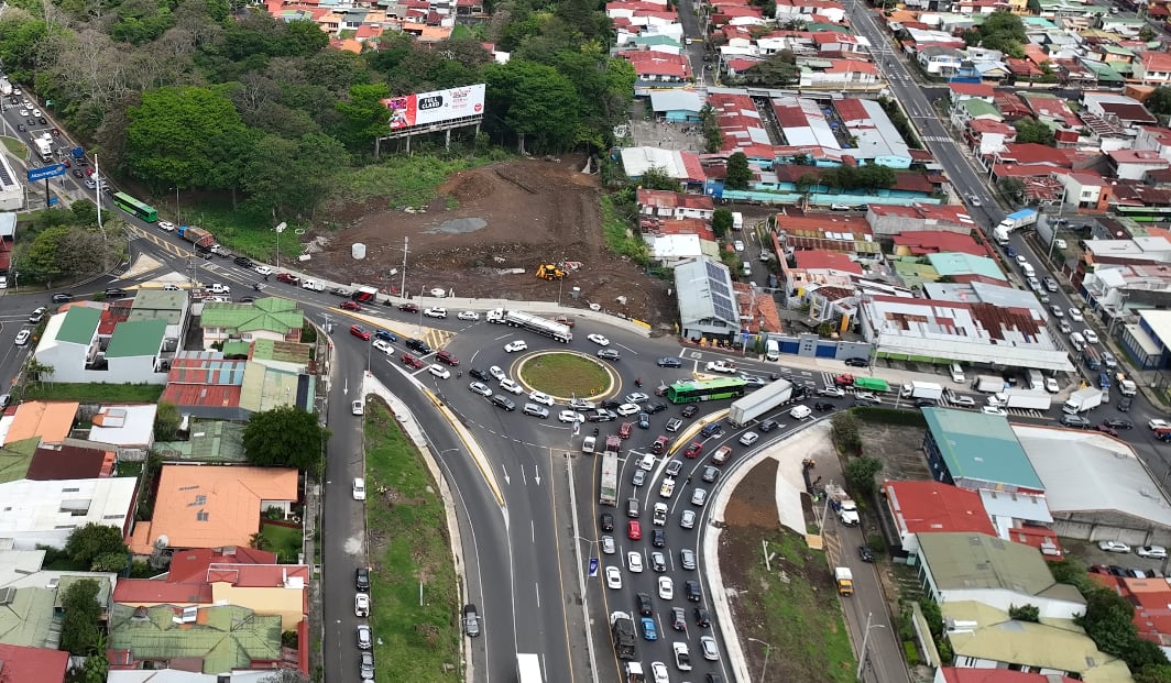 La rotonda de Hacienda Vieja, en Curridabat, registra severos problemas de congestión y seguridad vial, según la evaluación realizada por el LanammeUCR en su área de influencia.