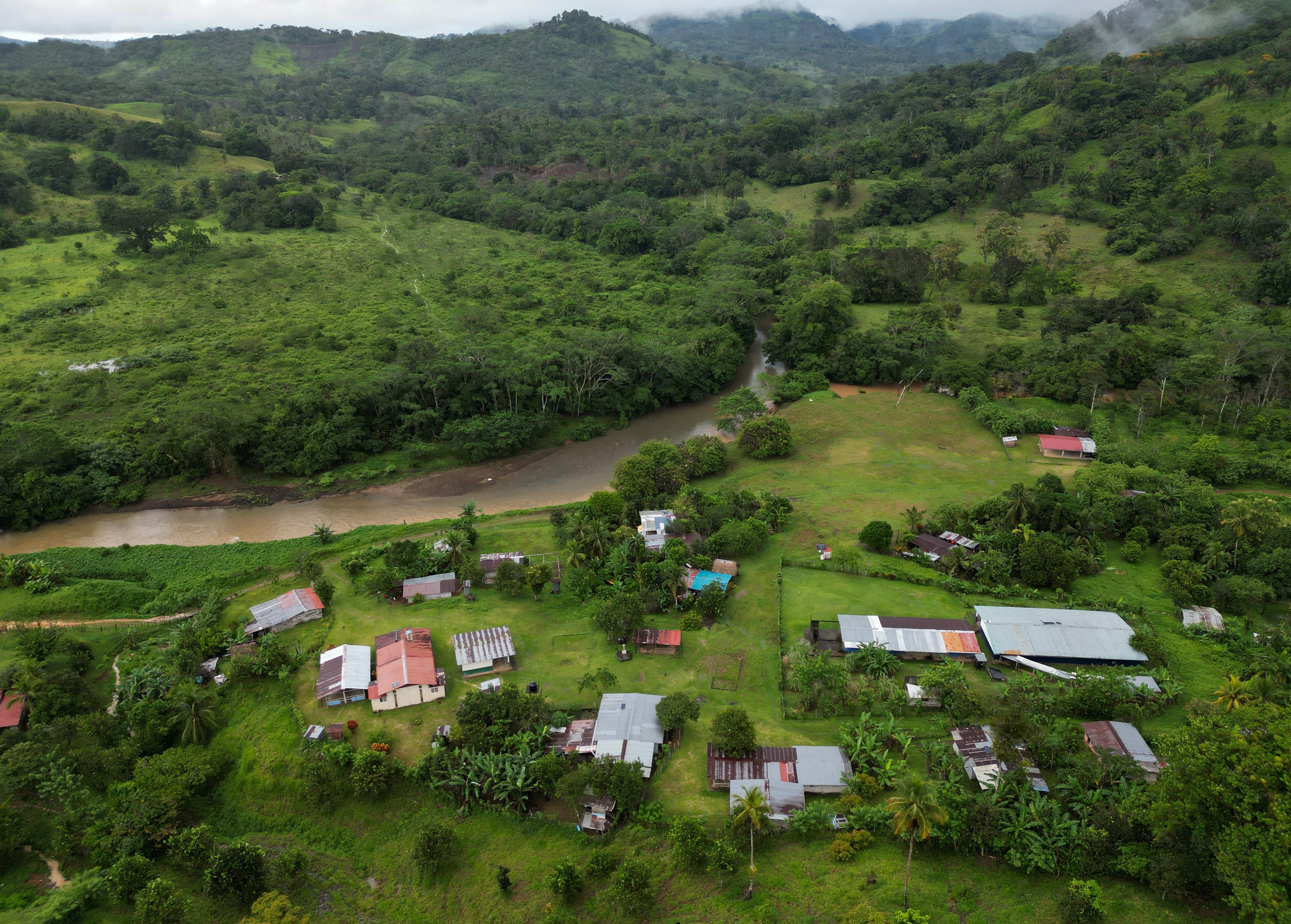 El megaproyecto de río Indio avanza con carreteras, agua potable y reubicaciones, mientras persisten críticas de comunidades campesinas.