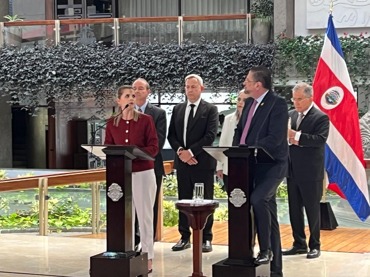 Laura Fernandez, presidenta electa, participa en la conferencia de prensa semanal con el mandatario Rodrigo Chaves.