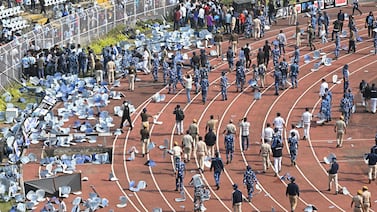 Fanáticos lanzan sillas al campo tras breve aparición de Messi en gira por la India: vea el video