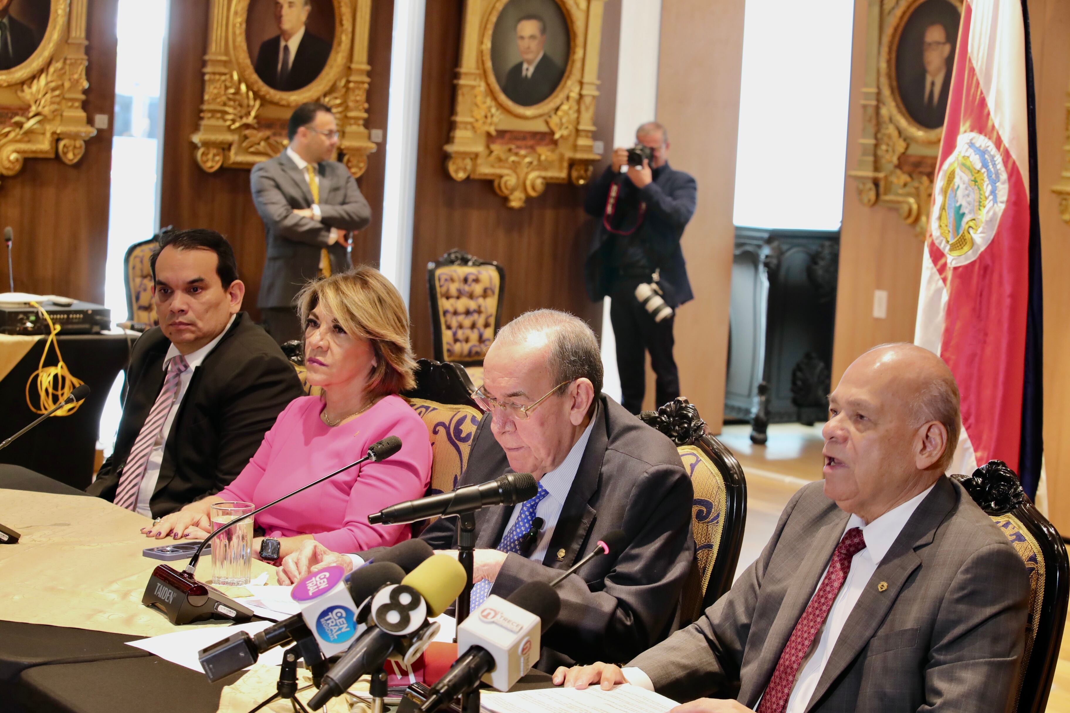 Reunión de tres poderes de la República