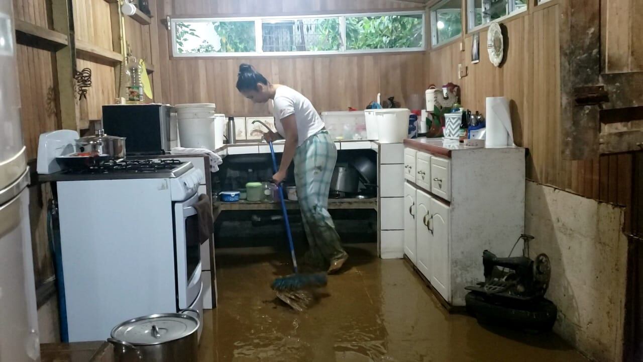 Varias casas de Aguas Zarcas, San Carlos, quedaron anegadas de barrio y materiales arrastrados por las fuertes lluvias.Foto: Edgar Chinchilla.