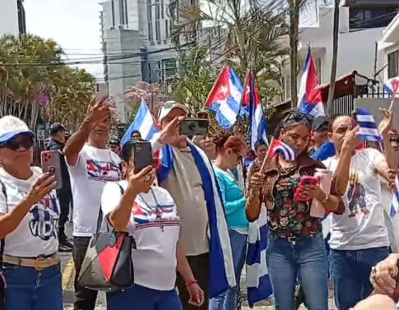 Cubanos de reunieron en las afueras de la embajada para protestar contra el régimen.