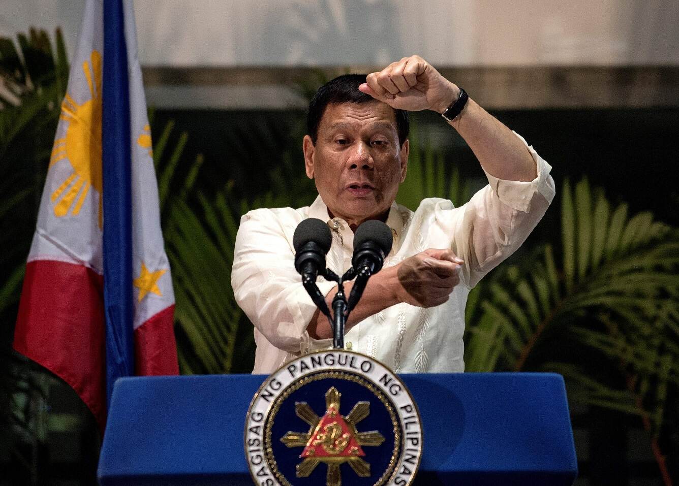 El presidente Rodrigo Duterte habló con la prensa, el 23 de marzo, en el aeropuerto internacional de Manila a su llegada de un viaje por Tailandia y Birmania.