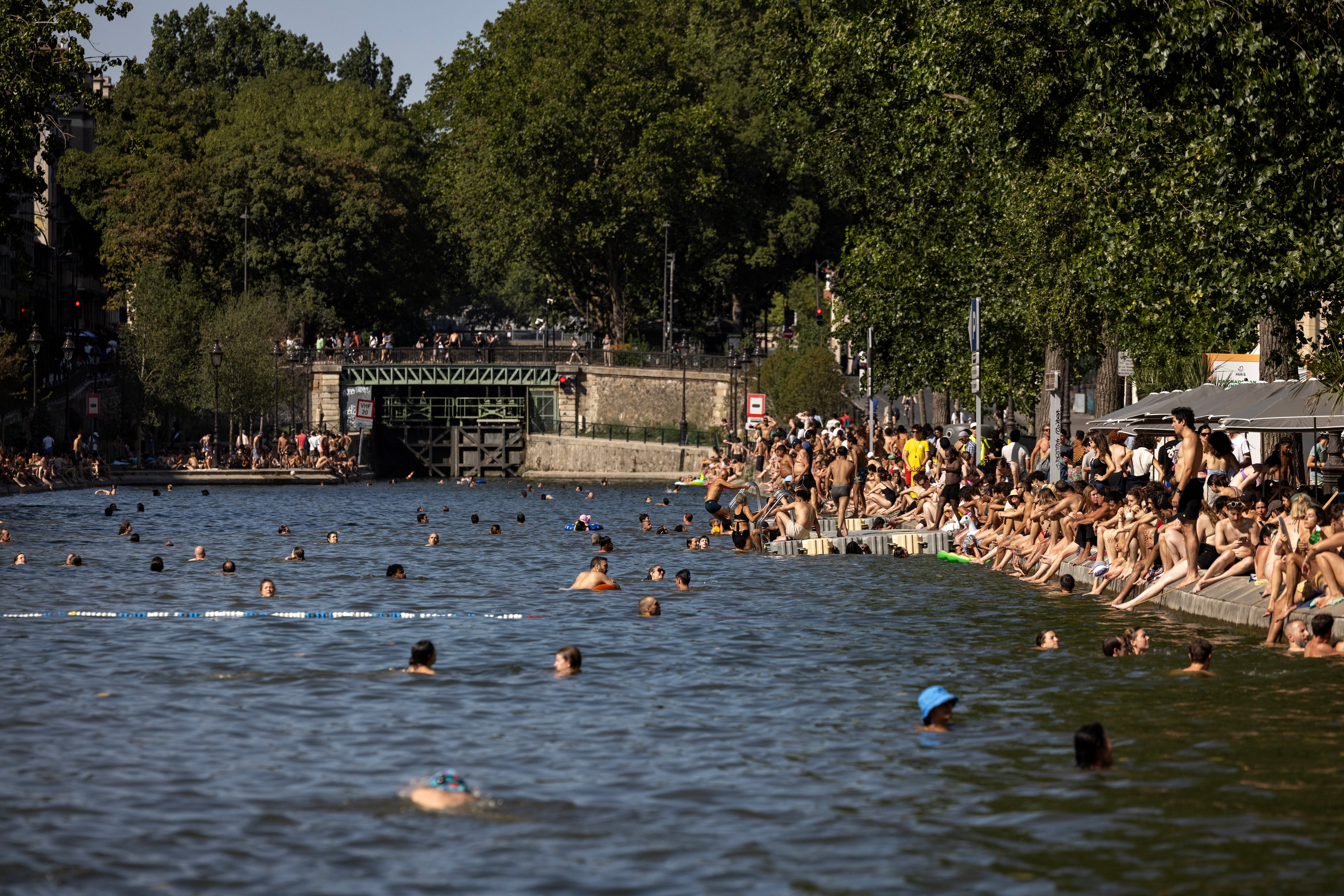 Decenas de personas nadaron en el Canal Saint-Martin mientras Francia sufre una ola de calor, en París, este 12 de julio en esa ciudad europea.