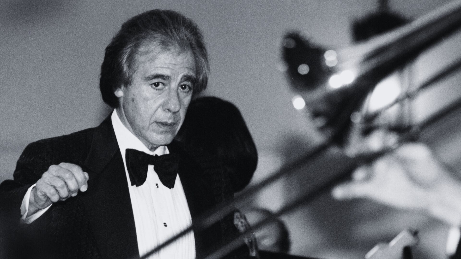 El compositor argentino Lalo Schifrin, durante un ensayo previo a su presentación en un evento donde fue homenajeado con el Premio a la Trayectoria 2000 de la Film Music Society, el 6 de octubre de 2000 en Hollywood, California. Entre los galardonados anteriores figuran Henry Mancini, Stephen Sondheim y Maurice Jarre. Foto: AFP/Vince Bucci.