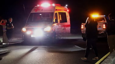 Motociclistas sin casco chocan contra objeto fijo en Sixaola: hay un muerto y un herido