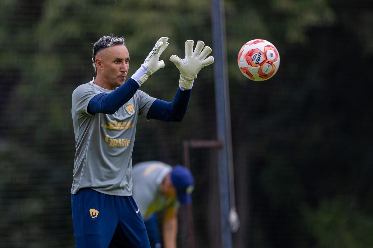 Keylor Navas en un entrenamiento de Pumas previo al duelo frente a Tigres.