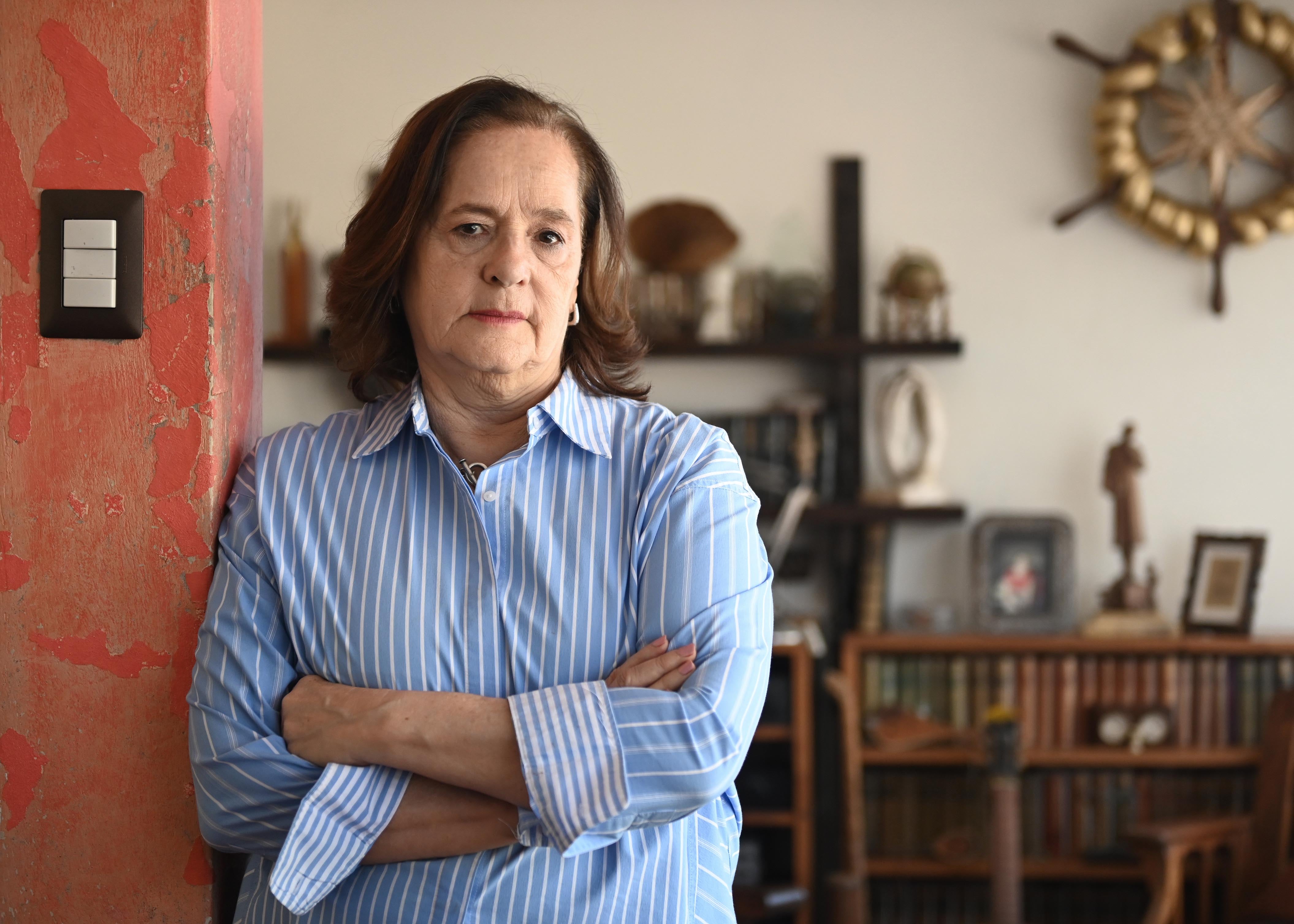 20 de marzo del 2025. Los Yoses, San José. 09:30 hrs. Entrevista a la historiadora de arte María Enriqueta Guardia para la Revista Dominical. En la foto: La historiadora mostró aspectos de su vida cotidiana y posó para los retratos. Las manos de doña María no dejan de trabajar y de plasmar el fruto de su constante maditación e investigación. Foto: Albert Marín para la Nación.