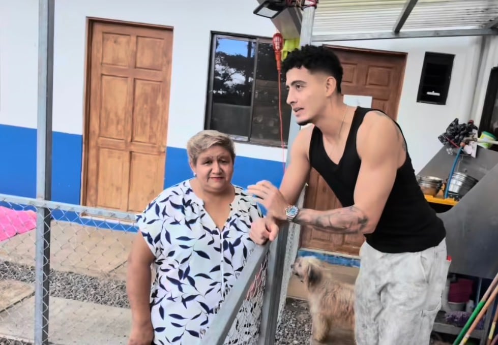 Daniel Chacón conversa con una de las fundadoras de la Asociación Auxilio Animal Cartago.