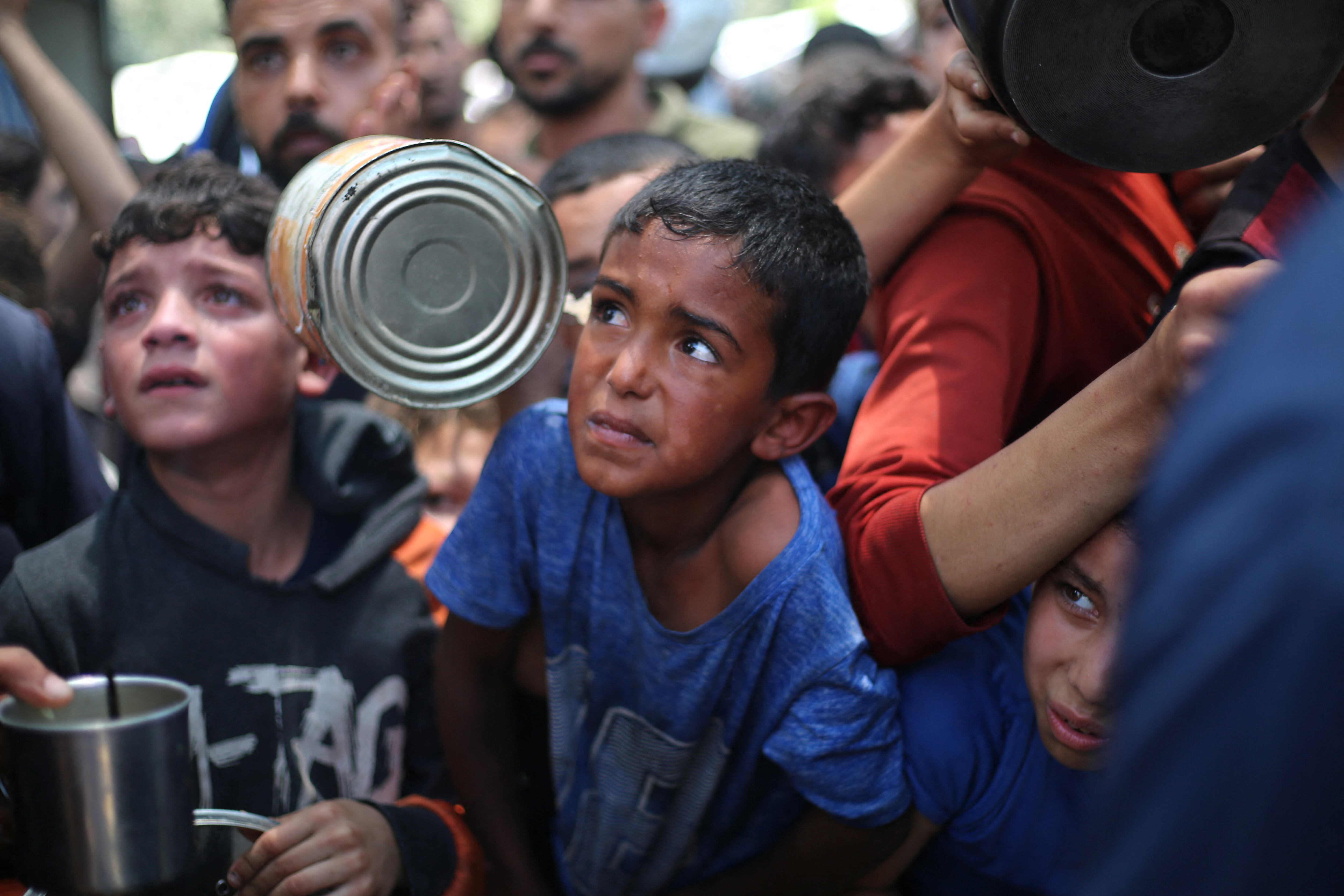 Niños palestinos esperando comida en un punto de distribución en Nuseirat, en el centro de la Franja de Gaza, este 11 de junio. Fotografía: