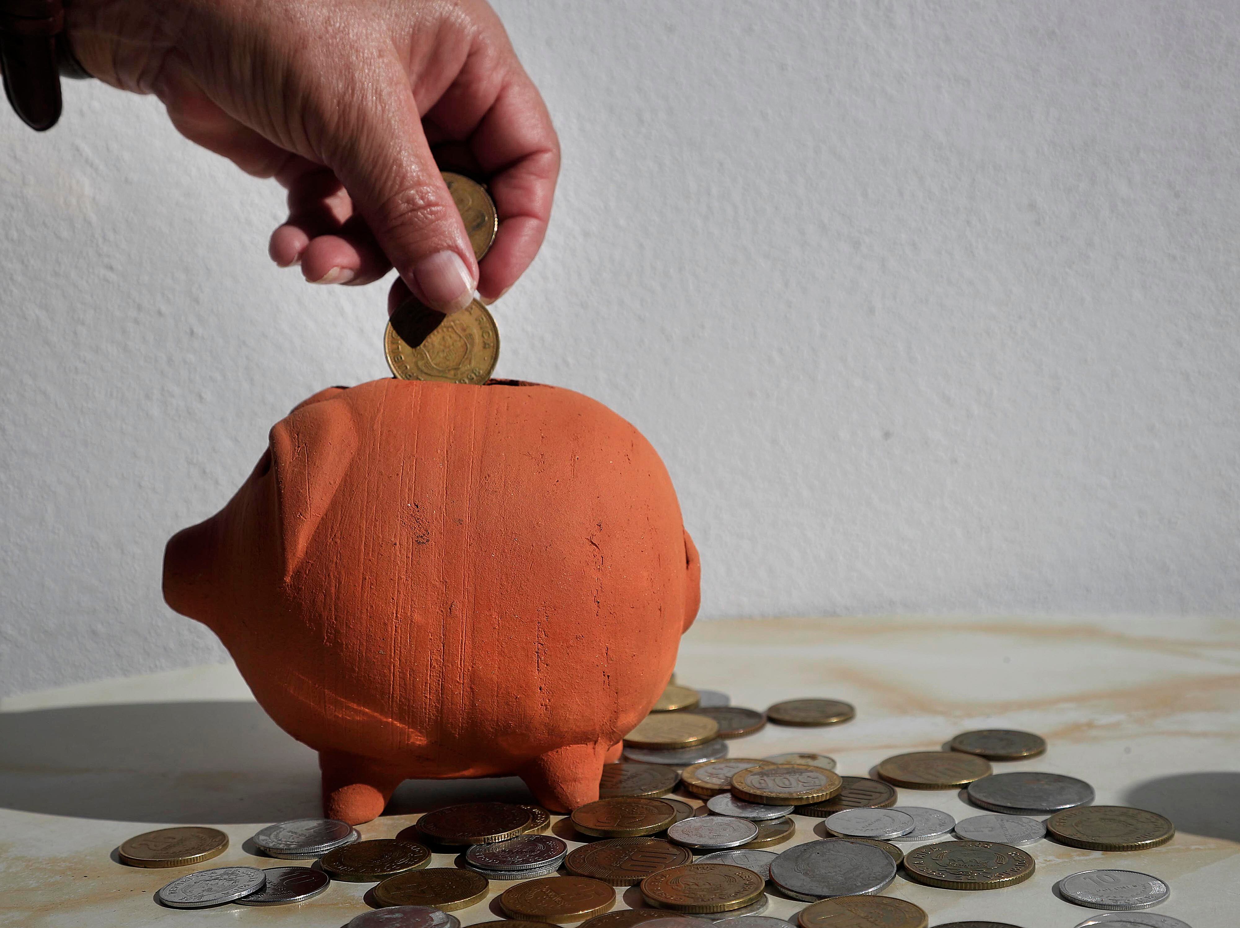 02/01/2024 Fotografías conceptuales para temas: Dinero; Ahorro; Pensión; Pensiones; Plan de retiro; Fondos del ROP; Presupuestos; Operadoras de pensiones; Retiro; Fondos de pensión; Inversión; Monedas; Alcancía; Negocios; Dinero en efectivo; IVM; Colones; Plata; Hacienda; Jubilación; Capital; Finanzas; Gasto; Economía y finanzas; Riqueza. Foto: Rafael Pacheco Granados