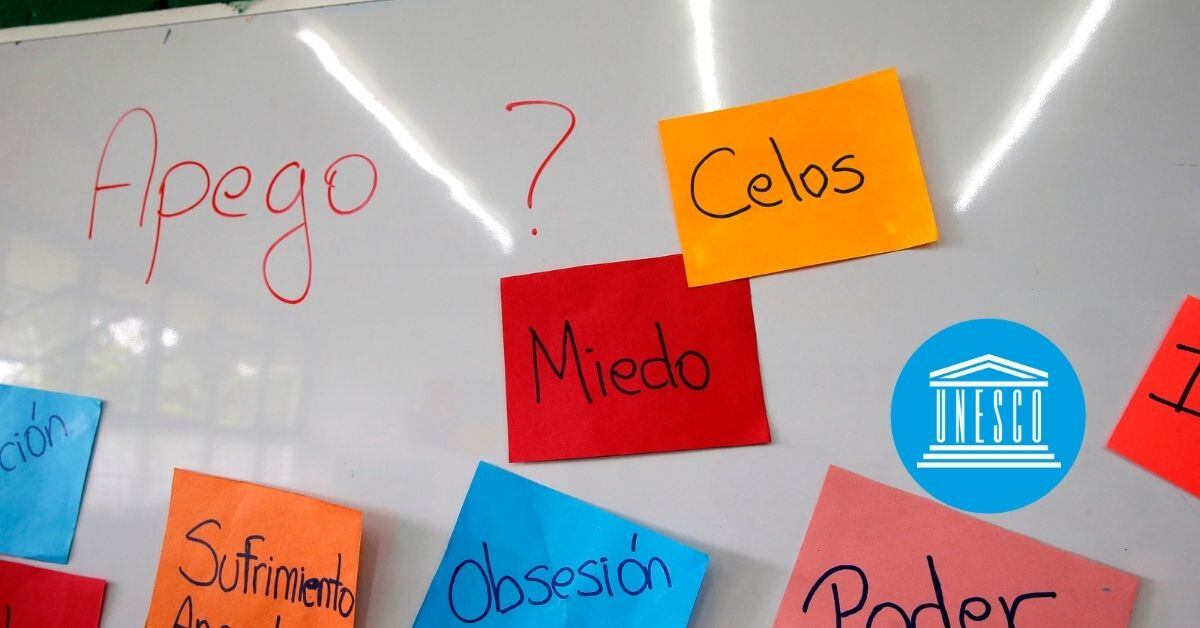 Una pizarra con diferentes palabras sobre apego. Un logo de la Unesco