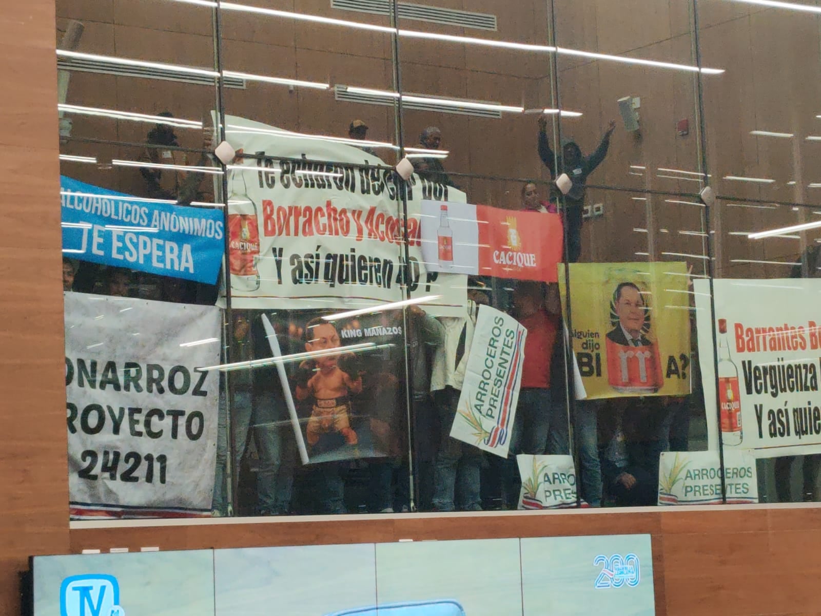 Manifestantes protestaron desde la barra de público de la Asamblea Legislativa, contra el diputado chavista Alexander Barrantes, con carteles que hacían alusión al zafarrancho que protagonizó el legislador oficialista en un parqueo privado el fin de semana.