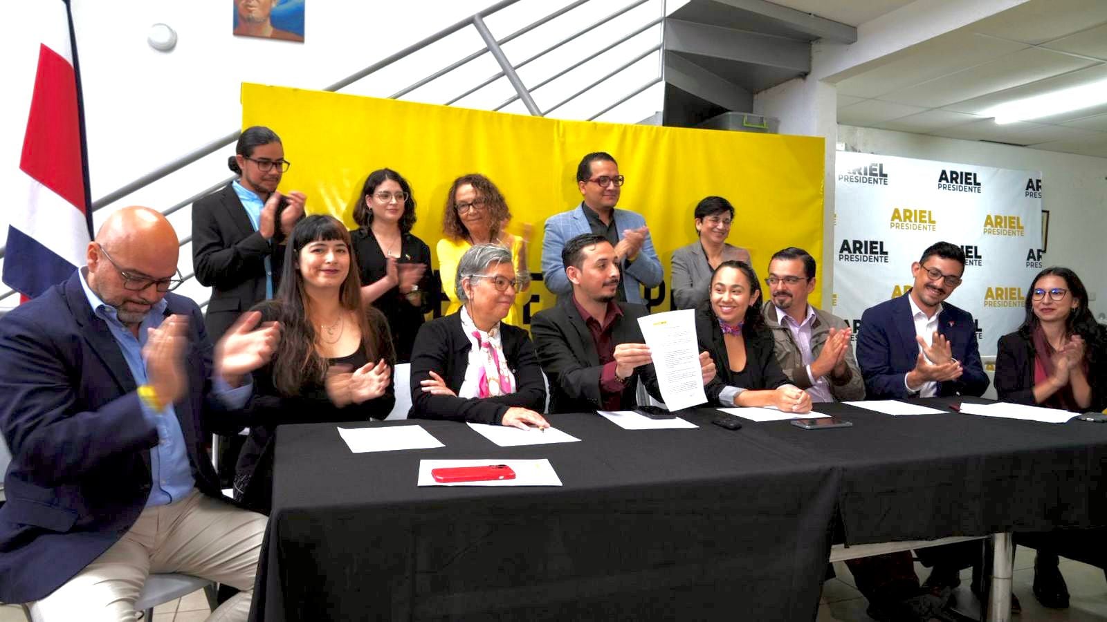 Ariel Robles, excandidato presidencial y diputado, expuso los detalles del pacto contra las "amenazas democráticas" que fue suscrito por los parlamentarios electos por el FA, que integrarán la próxima Asamblea Legislativa.