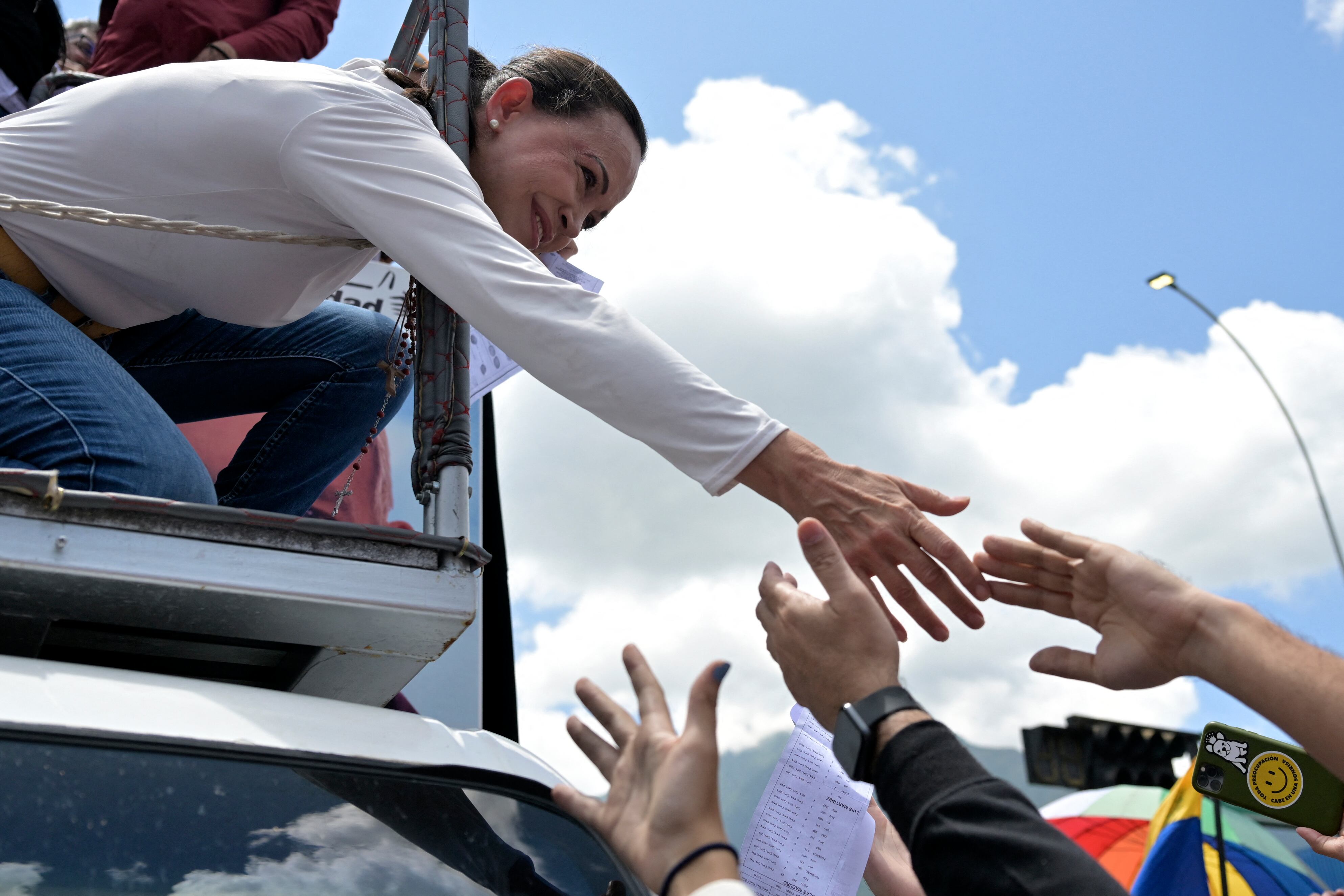 La líder opositora venezolana María Corina Machado (centro) con sus simpatizantes durante una protesta convocada por la oposición para que se reconozca la victoria electoral, en Caracas, el 17 de agosto de 2024. Fotografía: