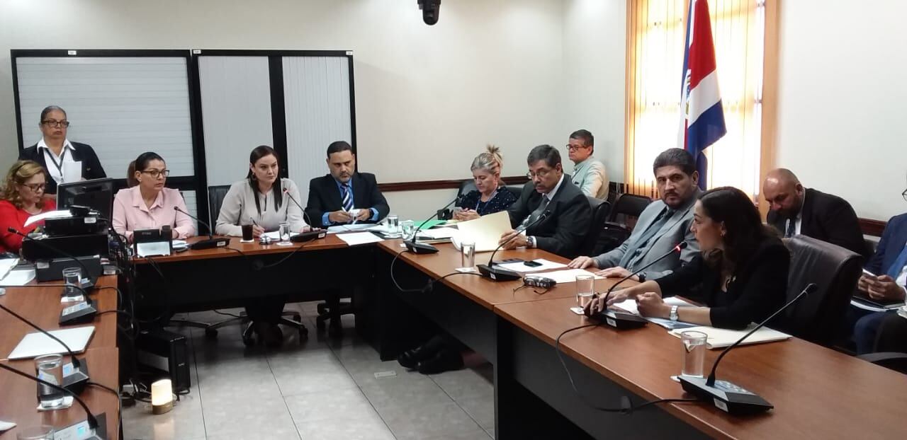 La cojefa de fracción del PUSC, María Inés Solís (la última a la derecha) sustituyó este martes a su compañero de fracción, Rodolfo Pena, en la Comisión de Asuntos Hacendarios. Foto: Silvia Artavia.