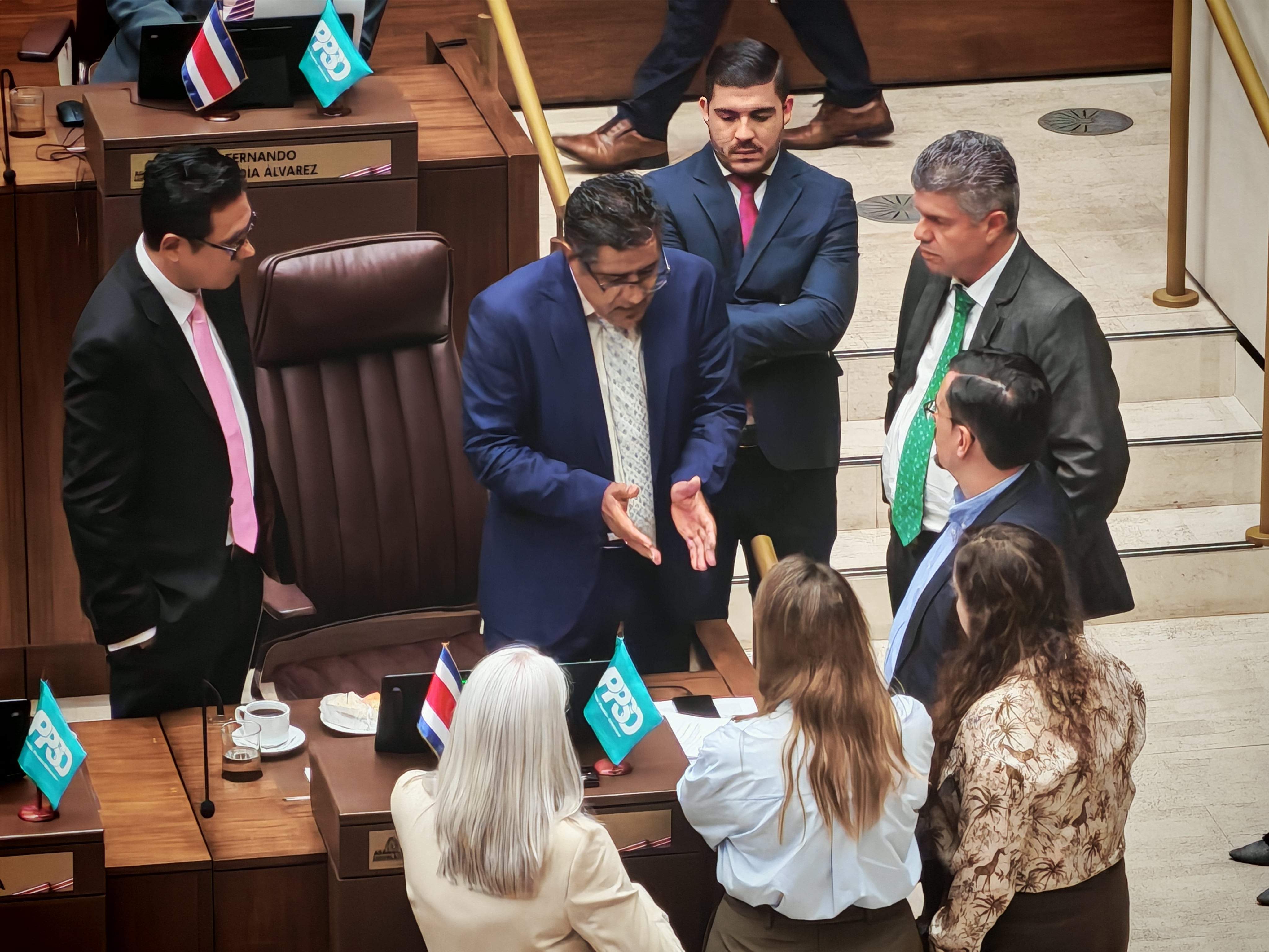 discusión de jefes de fracción en el plenario legislativo