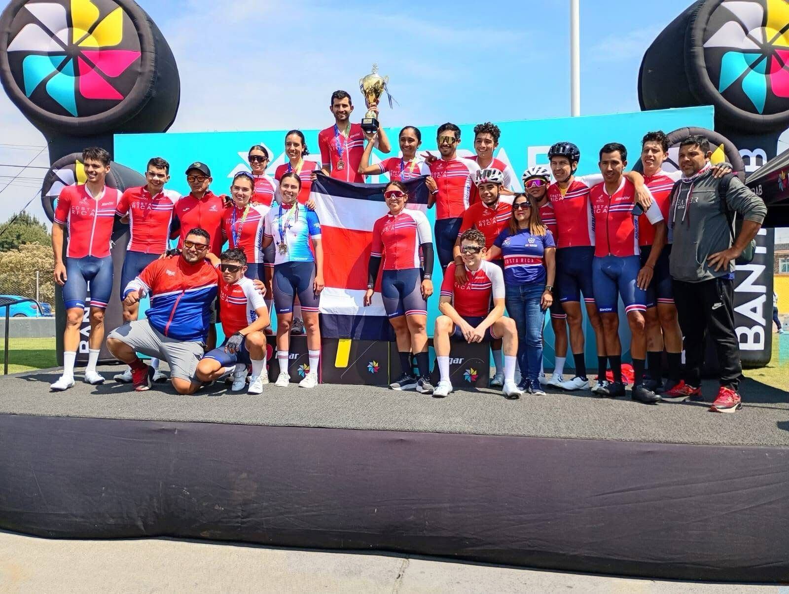 Así celebró la delegación de Costa Rica su victoria en el Campeonato Centroamericano de Ciclismo.