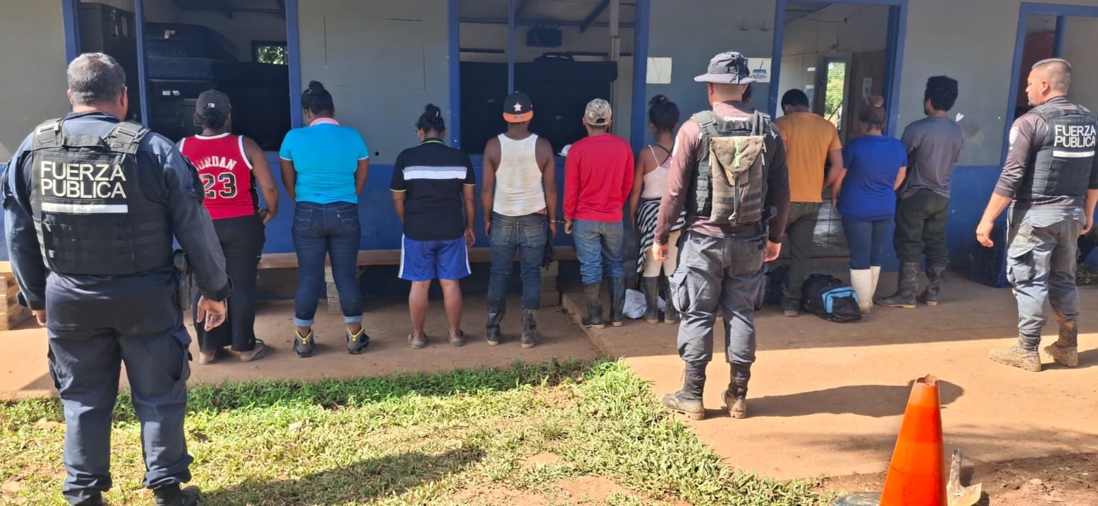 La Fuerza Pública detuvo a 10 sospechosos (hombres y mujeres) de minería ilegal en campamento oculto en Crucitas