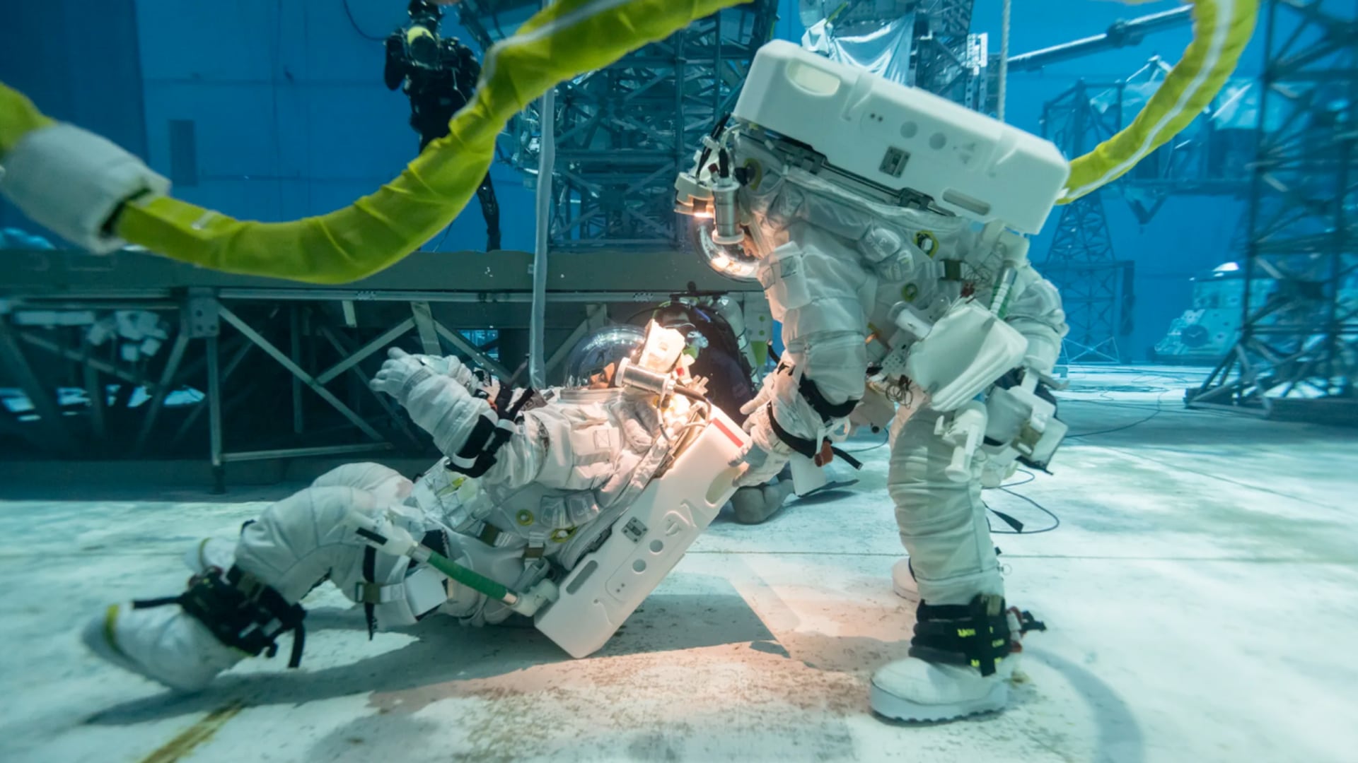 El traje AxEMU supera pruebas técnicas y se acerca a su debut en la misión Artemis III hacia el polo sur lunar.