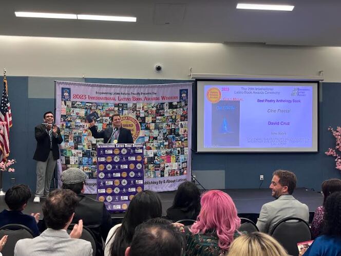 David Cruz se mostró orgulloso al dar su discurso de aceptación por el reconocimiento. Foto: Cortesía