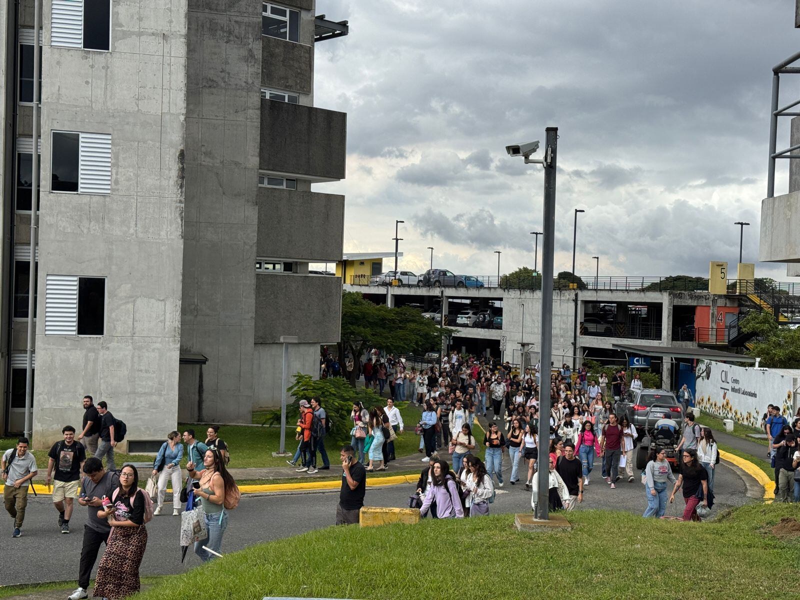 ucr evacuación amenaza atentado armado