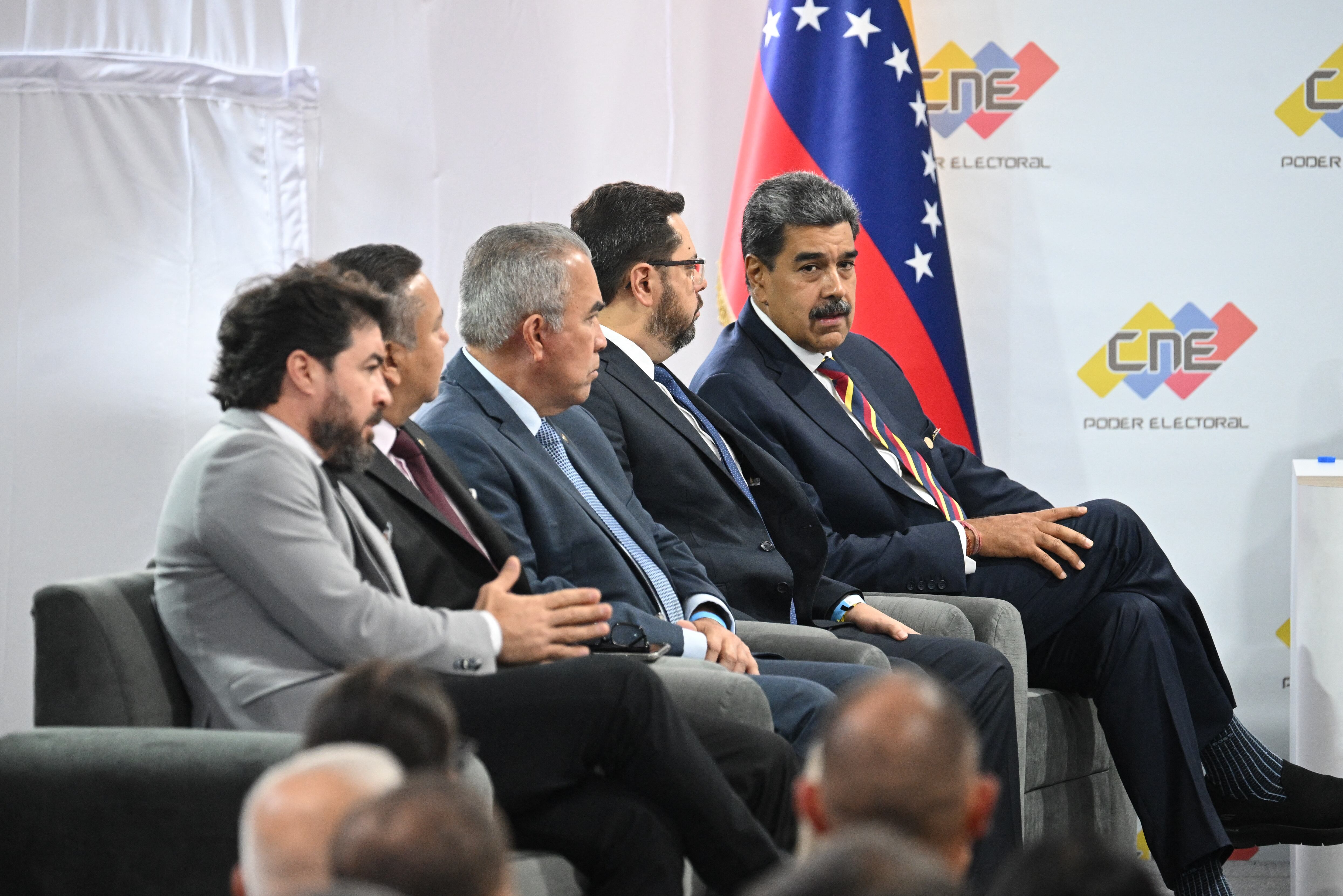 (De izquierda a derecha) Los candidatos presidenciales venezolanos, Daniel Ceballos, Javier Bertucci, Luis Martínez, Antonio Ecarri y el presidente venezolano, Nicolás Maduro durante la ceremonia de firma del acuerdo para reconocer los resultados de las elecciones presidenciales