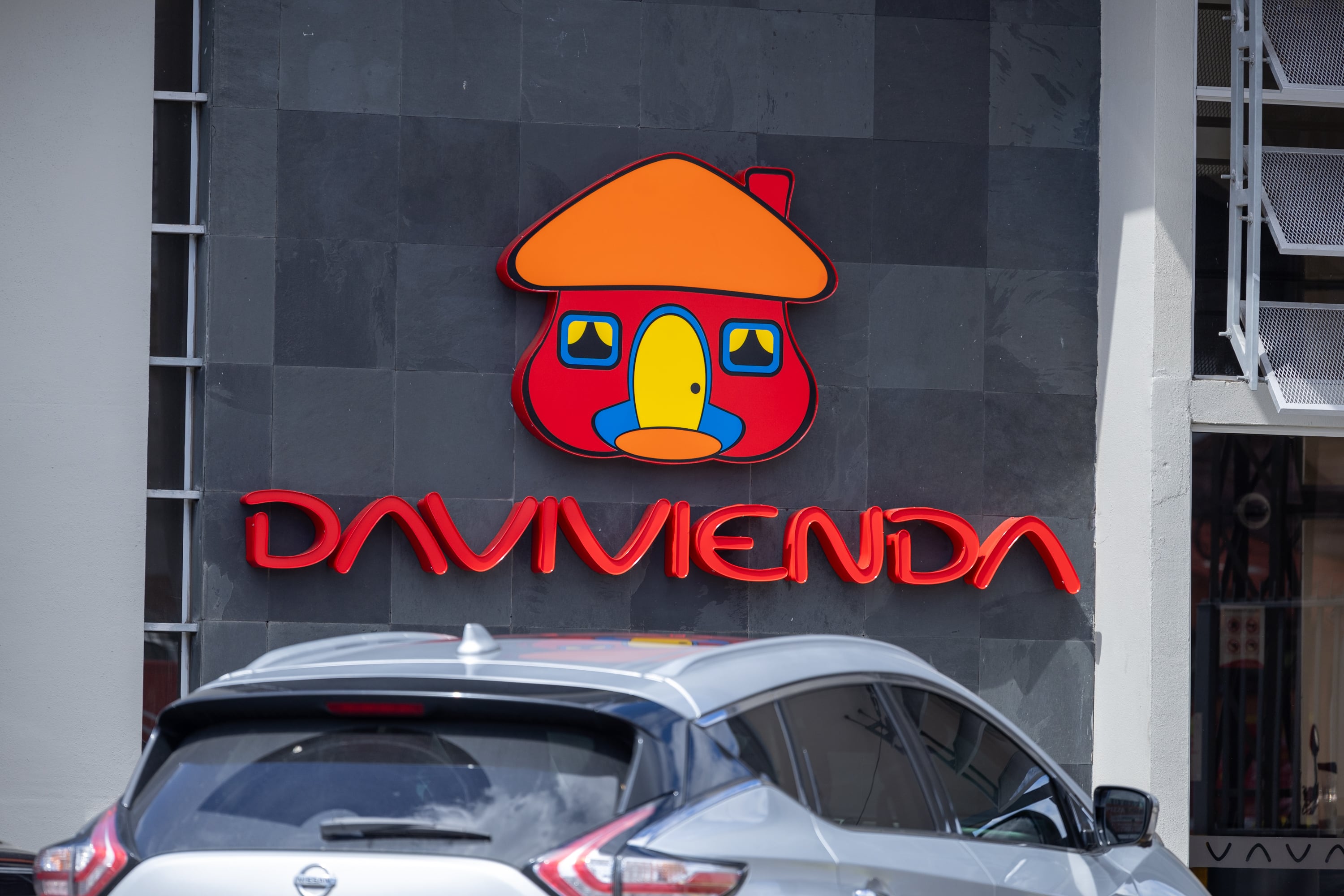 El logo de Davivienda en una agencia en San José.