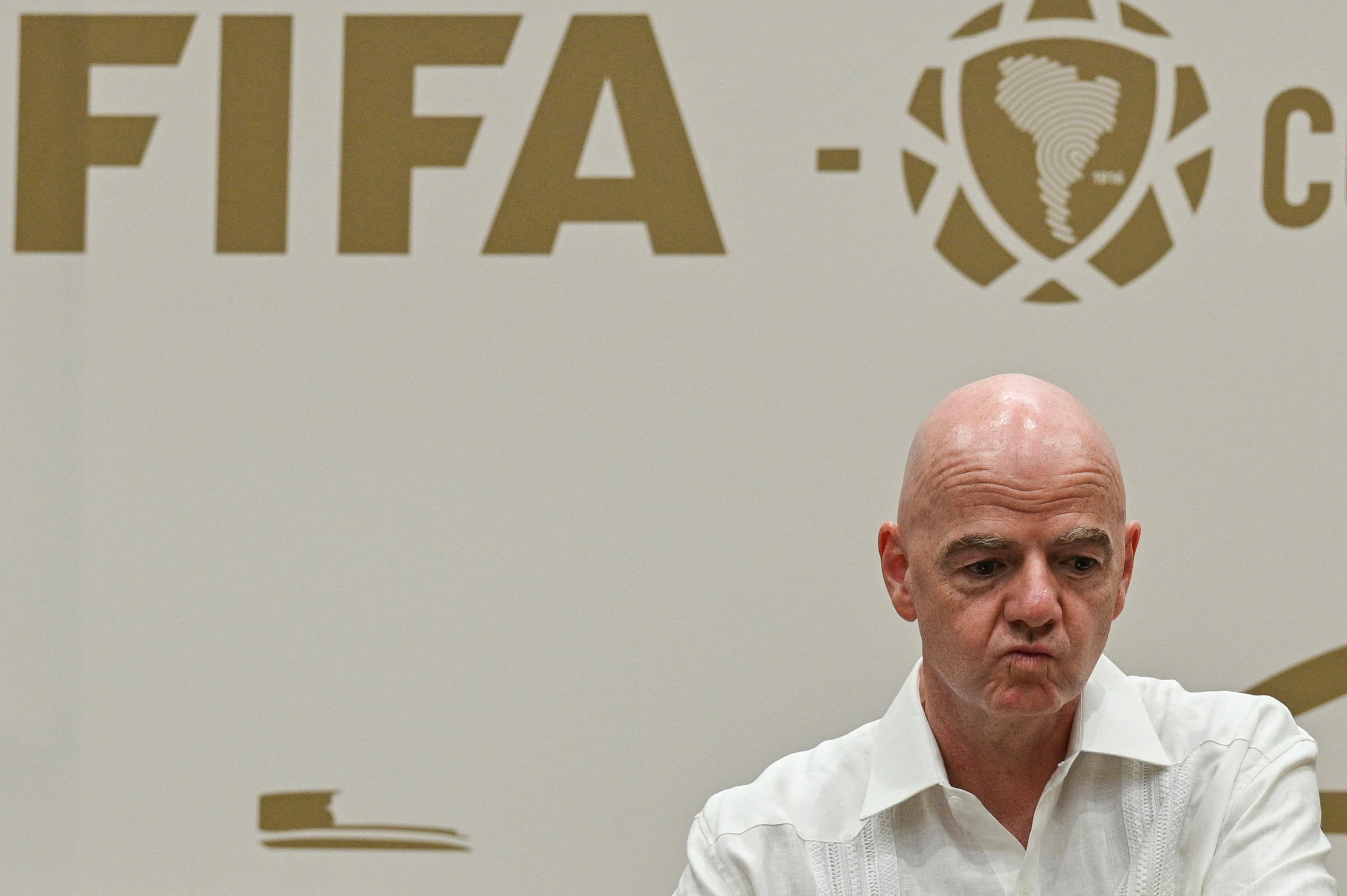 El presidente de la FIFA, Gianni Infantino, gesticula durante un evento en Barranquilla, Colombia, en febrero pasado. El alto dirigente sigue enfrentando duros cuestionamientos.