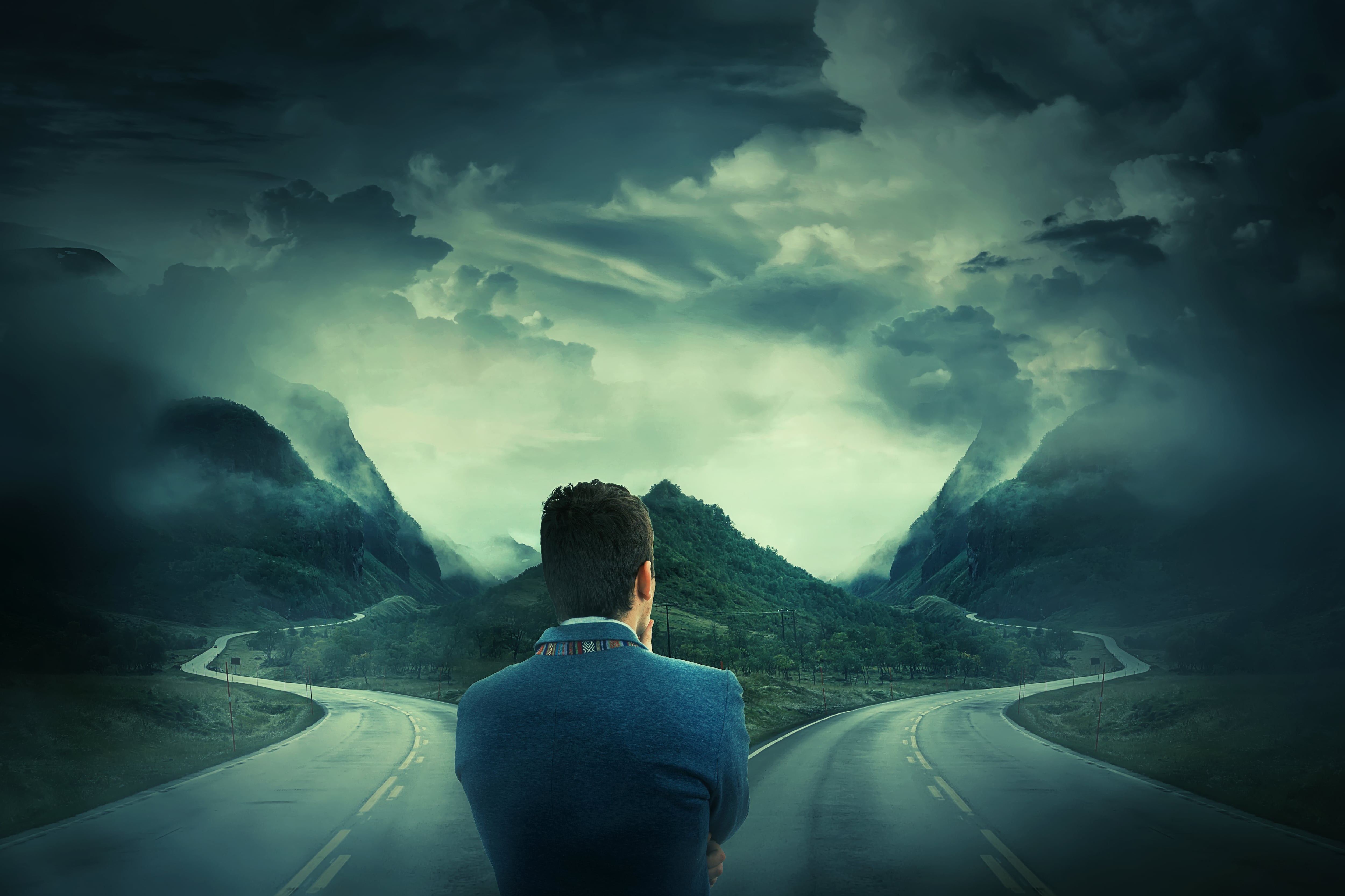 Un camino que se bifurca. Dos caminos, rutas, sendas, elegir por dónde ir. Futuro, decisión, flechas en dos direcciones