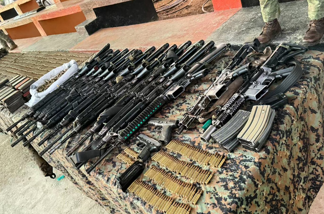 En la detención decomisaron una veintena de armas como fusiles y unos 3.000 proyectiles .