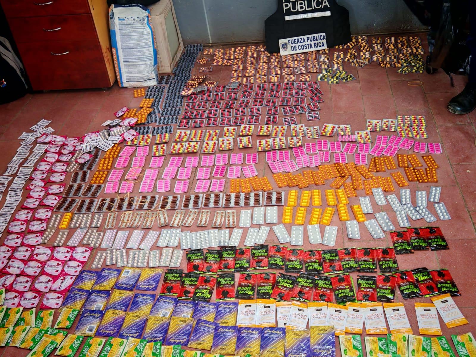 Fuerza Pública incautó más de 4.700 medicamentos ilegales transportados por una mujer en un autobús en Santa Cecilia, La Cruz.