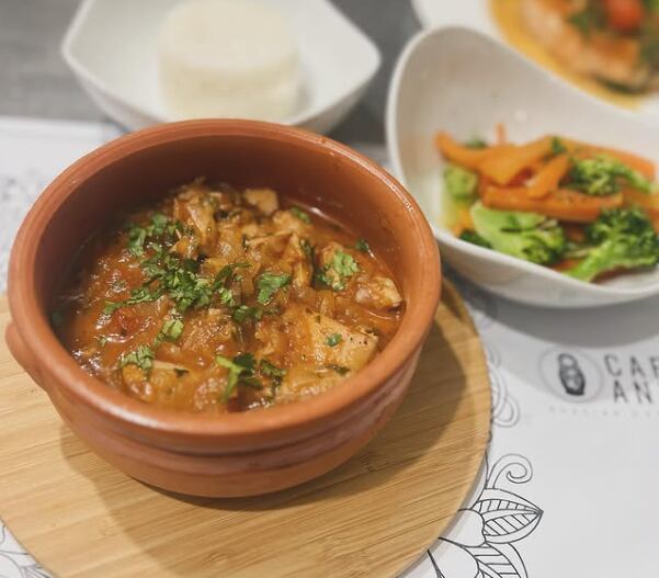 Chakhokhbili es un estofado con hierbas y especias originario de Georgia.